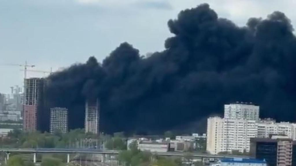 Fuego en un edifico de Moscú.