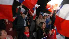 Seguidores del Partido Republicano celebran la victoria, en Santiago de Chile.