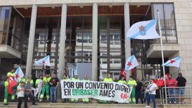 Concentración de los trabajadores de Urbaser Ames ante el consistorio