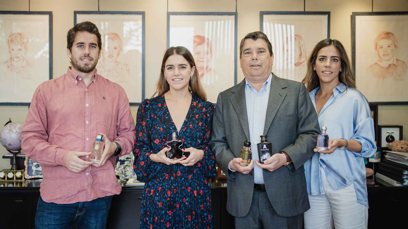 De izquierda a derecha, Carlos, María, Pedro y Ana, cuatro de los miembros de la familia Trolez sujetando los perfumes que crean.