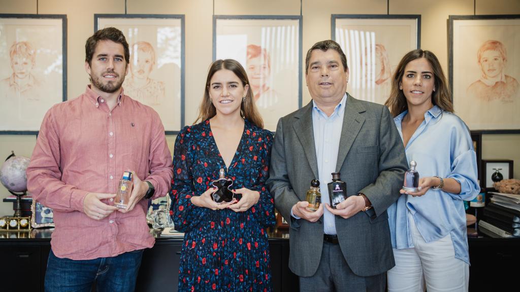 De izquierda a derecha, Carlos, María, Pedro y Ana, cuatro de los miembros de la familia Trolez sujetando los perfumes que crean.