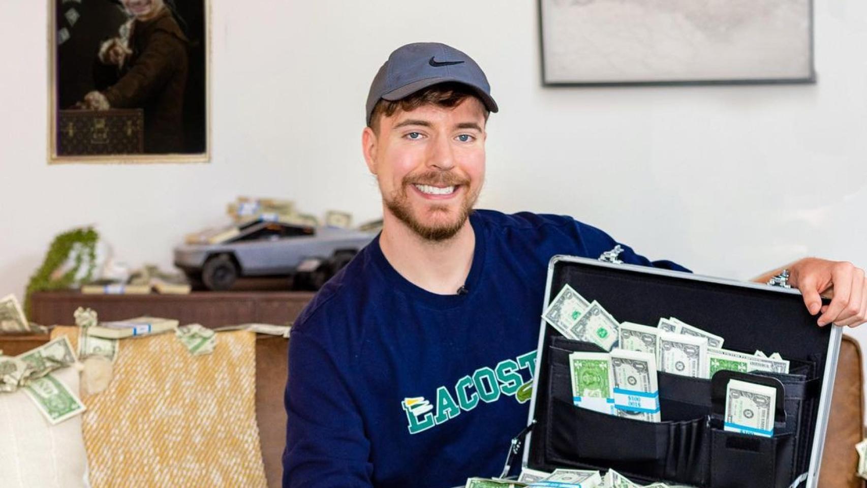 El YouTuber Mr Beast se hace una foto rodeado de dinero