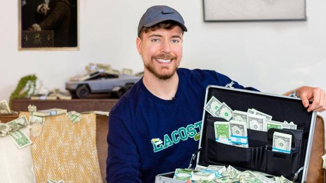 El YouTuber Mr Beast se hace una foto rodeado de dinero