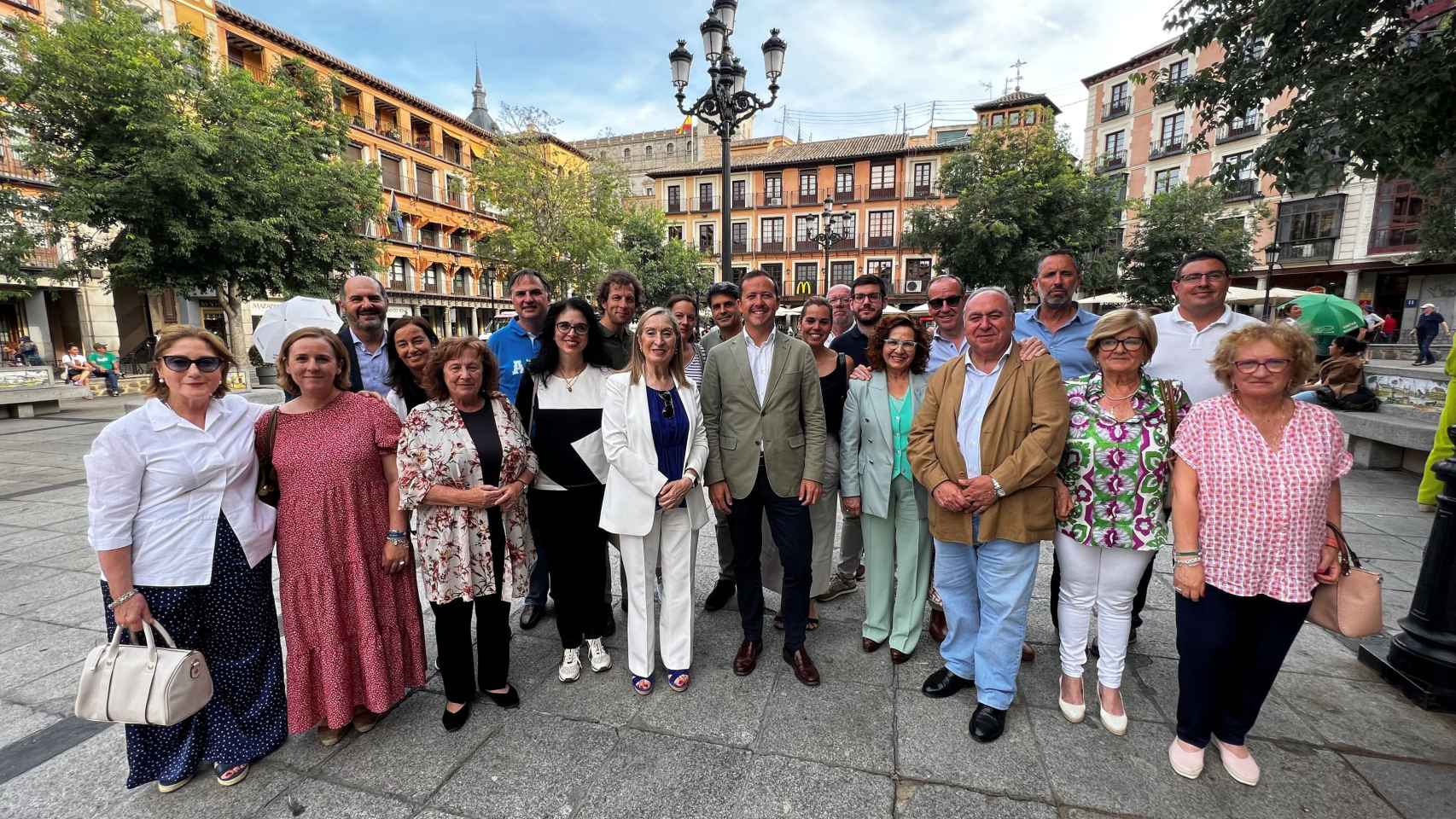Ana Pastor con Carlos Velázquez y su equipo en Toledo