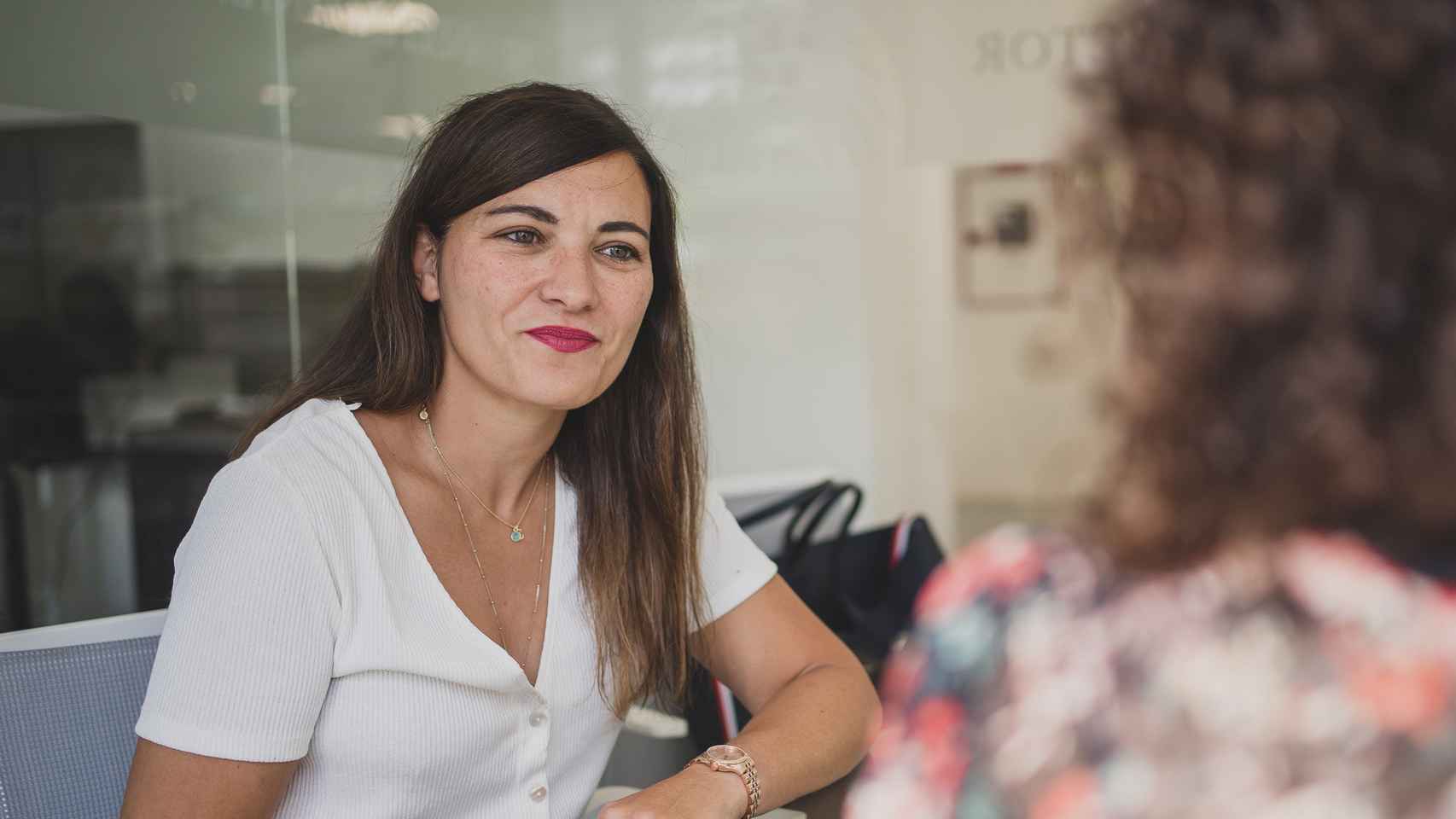 Elena Cabrera, country manager de Ryanair en España y Portugal, en una momento de la entrevista en la redacción de D+I - EL ESPAÑOL.