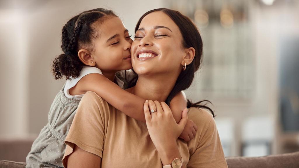 Madre e hijas felices (Istock)