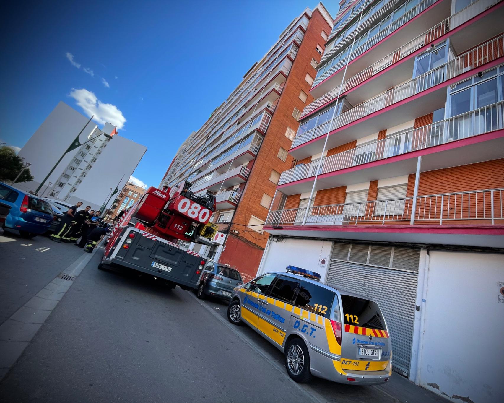 Camión de bomberos en el domicilio de Trobajo del Camino en el que se ha producido el incendio