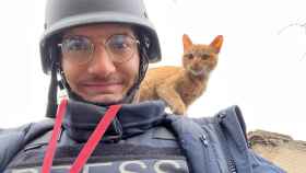 Arman Soldin junto con un gato en Ucrania.