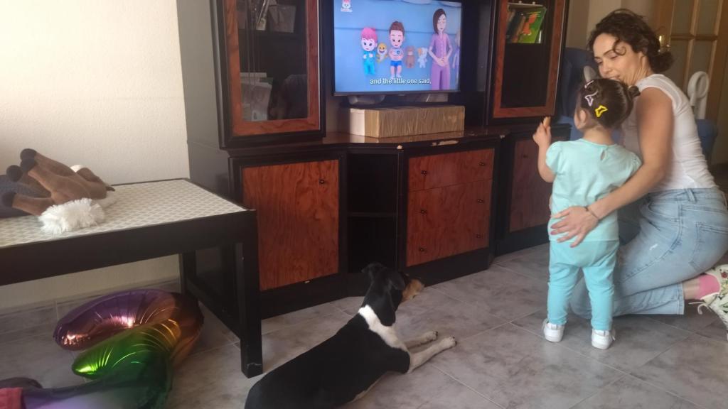 Mercedes, junto a su hija, Arya, en el salón de su piso de Alcantarilla.