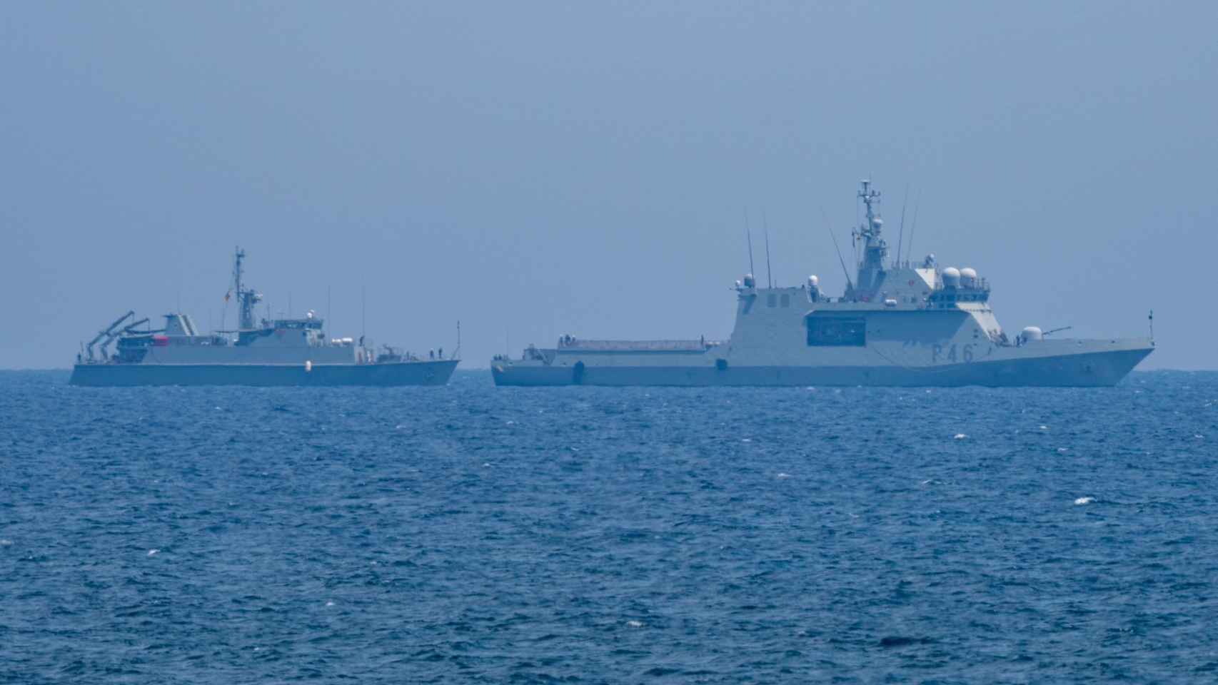 Dos de los buques que este martes se pudieron ver desde Arenales del Sol (Elche).