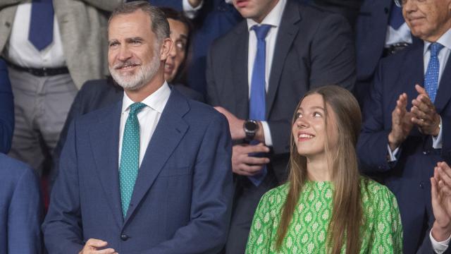 La infanta Sofía junto a su padre, Felipe VI, en el estadio de La Cartuja.