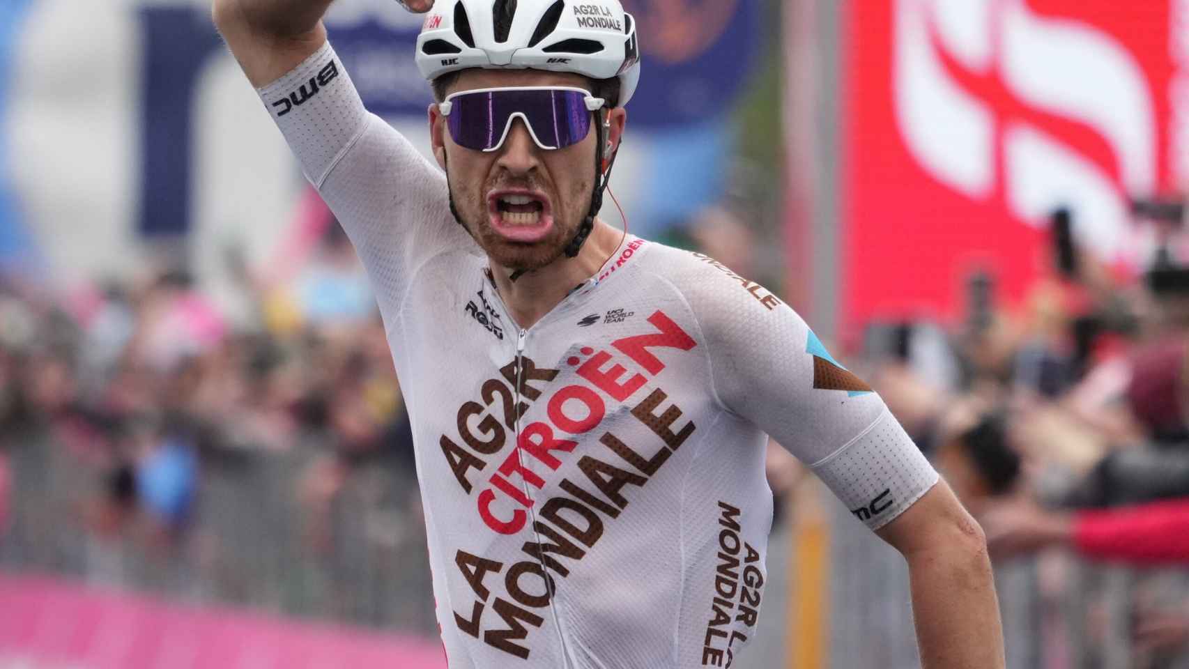 Paret-Peintre celebra su victoria en la cuarta etapa del Giro de Italia.