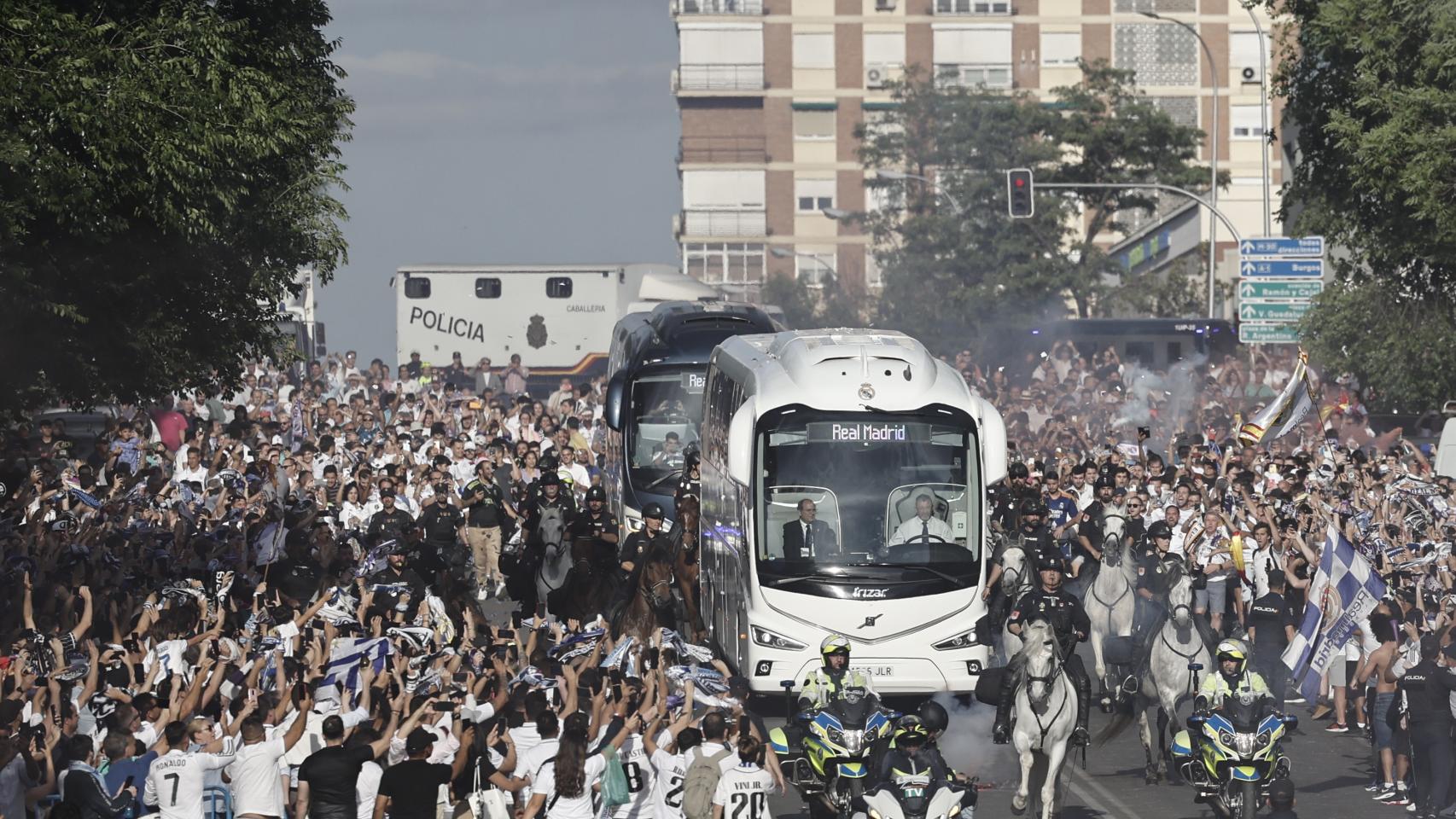 El autobús del Real Madrid recibido por los aficionados