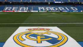 Escudo del Real Madrid en el Estadio Santiago Bernabéu