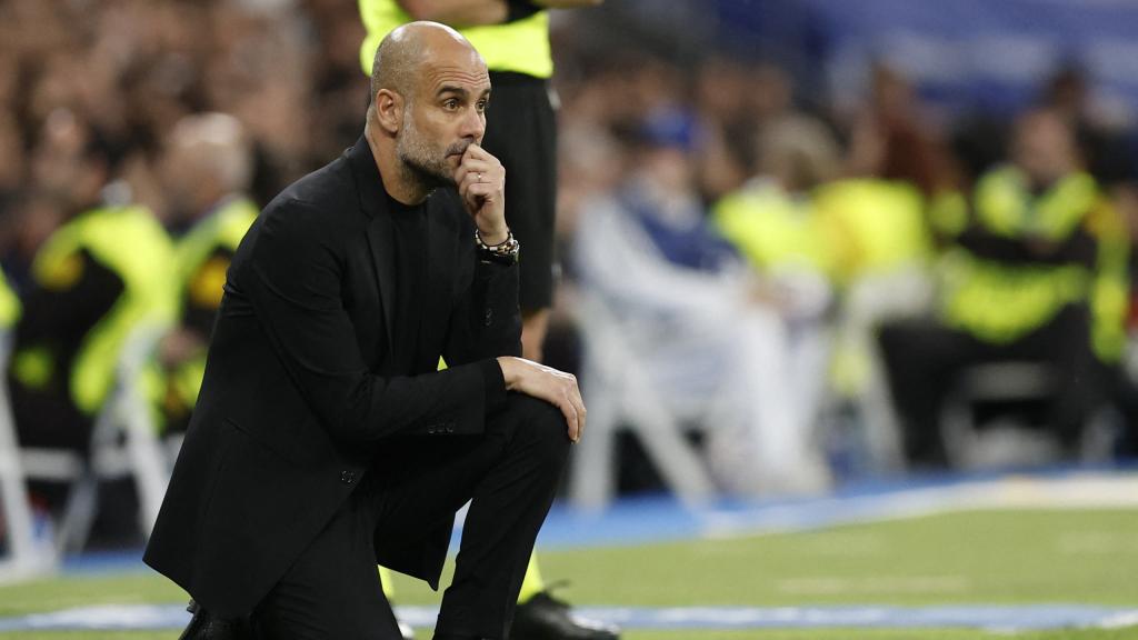 Pep  Guardiola, hincando la rodilla en el Santiago Bernabéu