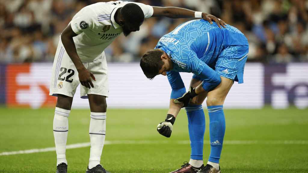 Antonio Rüdiger, preocupándose por el estadio de Thibaut Courtois