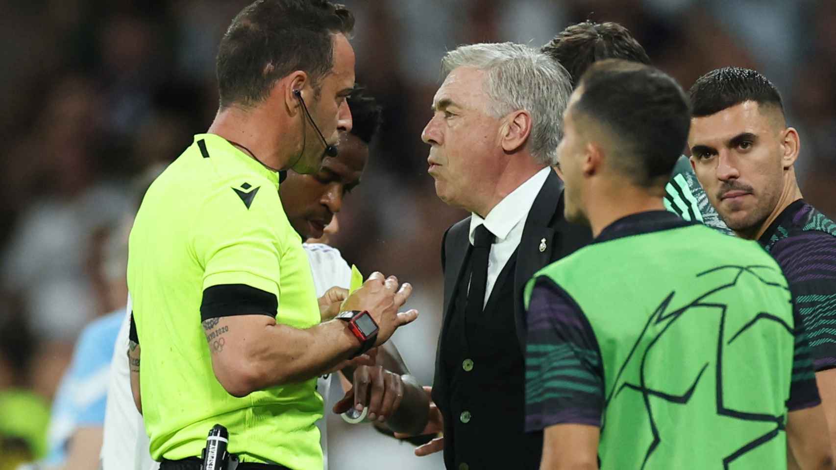Carlo Ancelotti, hablando con el árbitro portugués Artur Dias