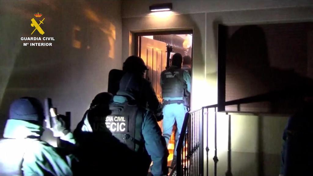 Agentes de la Guardia Civil entrando al domicilio del detenido.