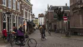 Personas montando en bicicleta en Utrecht, Países Bajos.