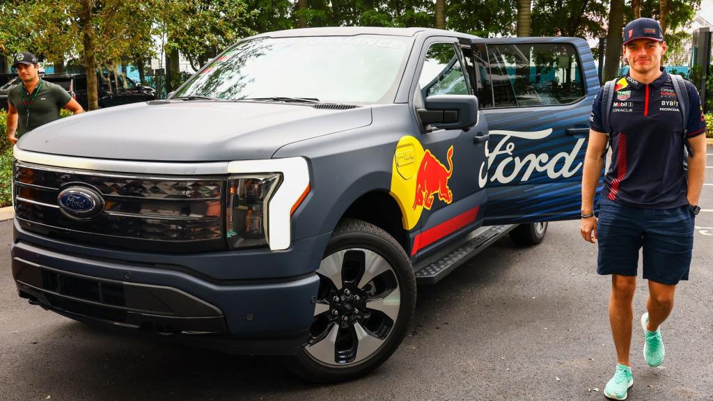 Max Verstappen saliendo del Ford F-150 Lightning en el Gran Premio de Miami.