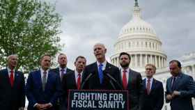 Senadores republicanos en rueda de prensa antes de la reunión con Biden para negociar el techo de gasto.