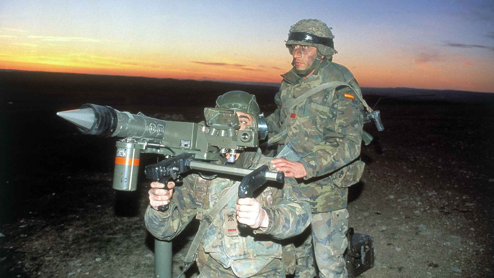 Dos soldados operando un MANPAD con misil antiaéreo Mistral
