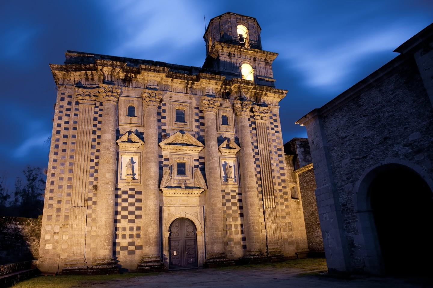 Vista nocturna del Monasterio de Monfero. Foto: Turismo de Galicia