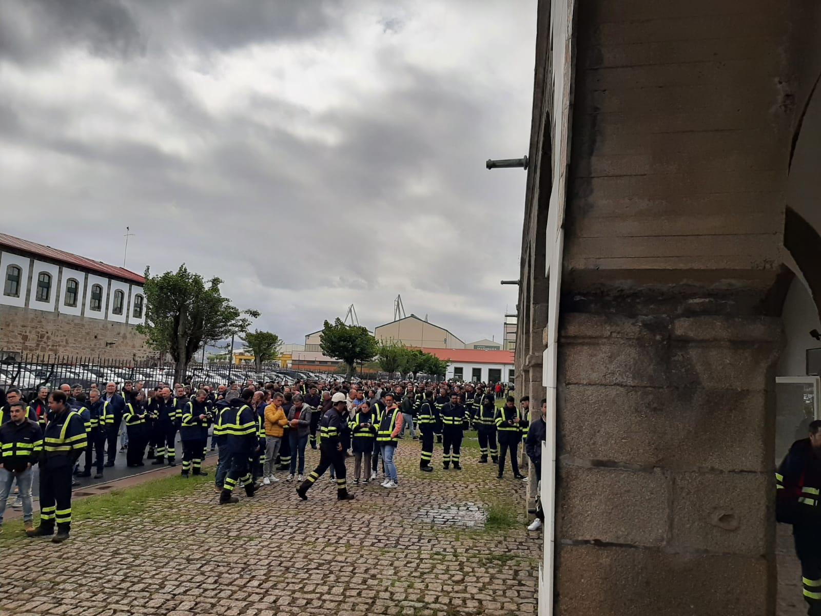 Trabajadores secundando el paro de esta mañana. Imagen cedida