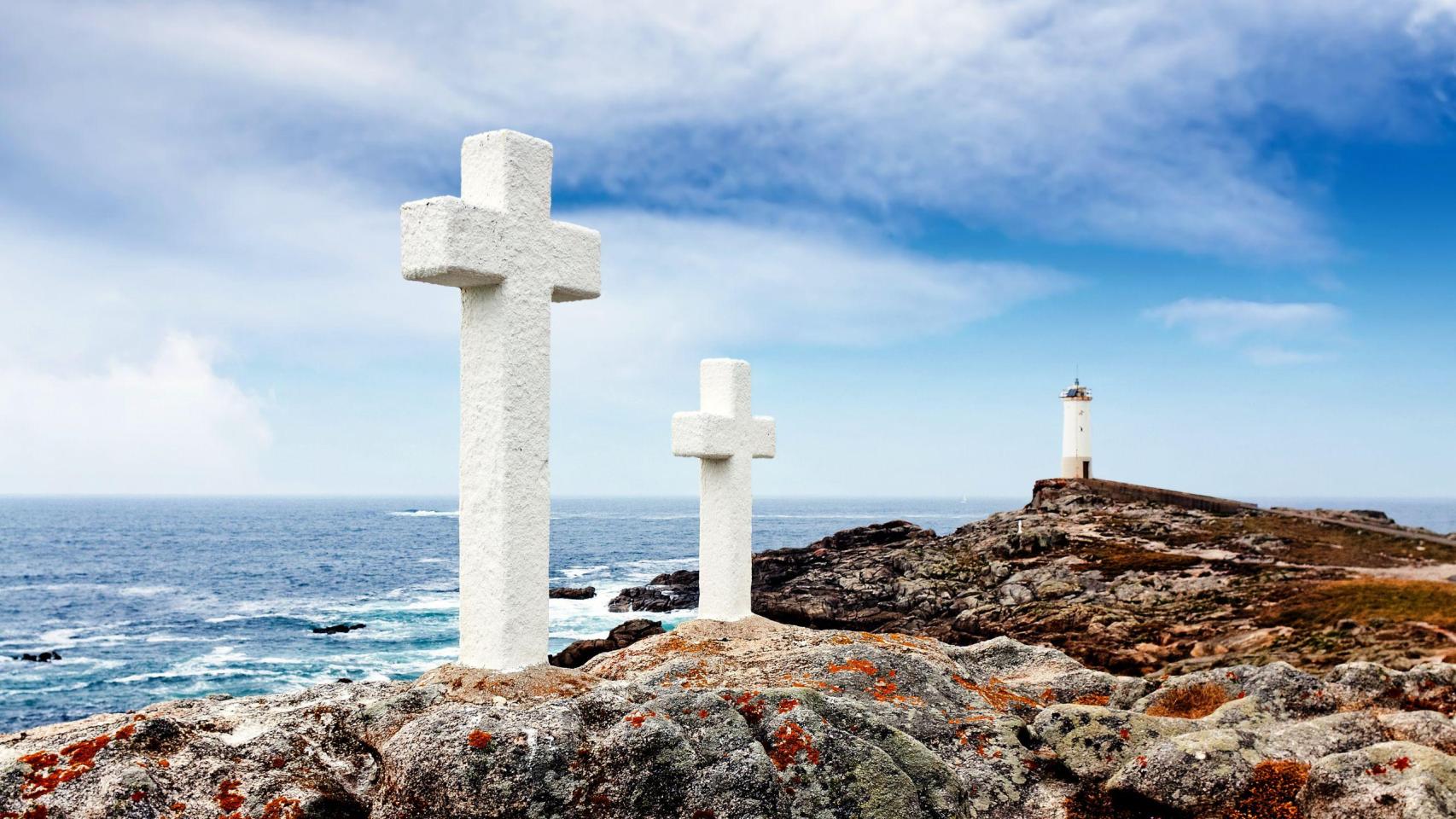 Faro do Roncudo en el horizonte, Costa da Morte.