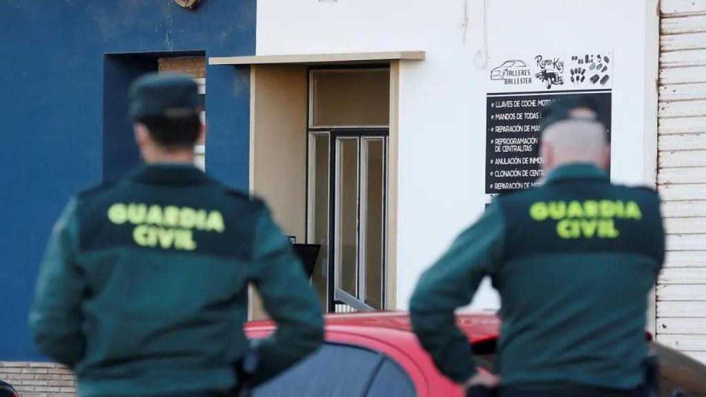 Dos agentes de la Guardia Civil en una intervención, en una imagen de archivo.