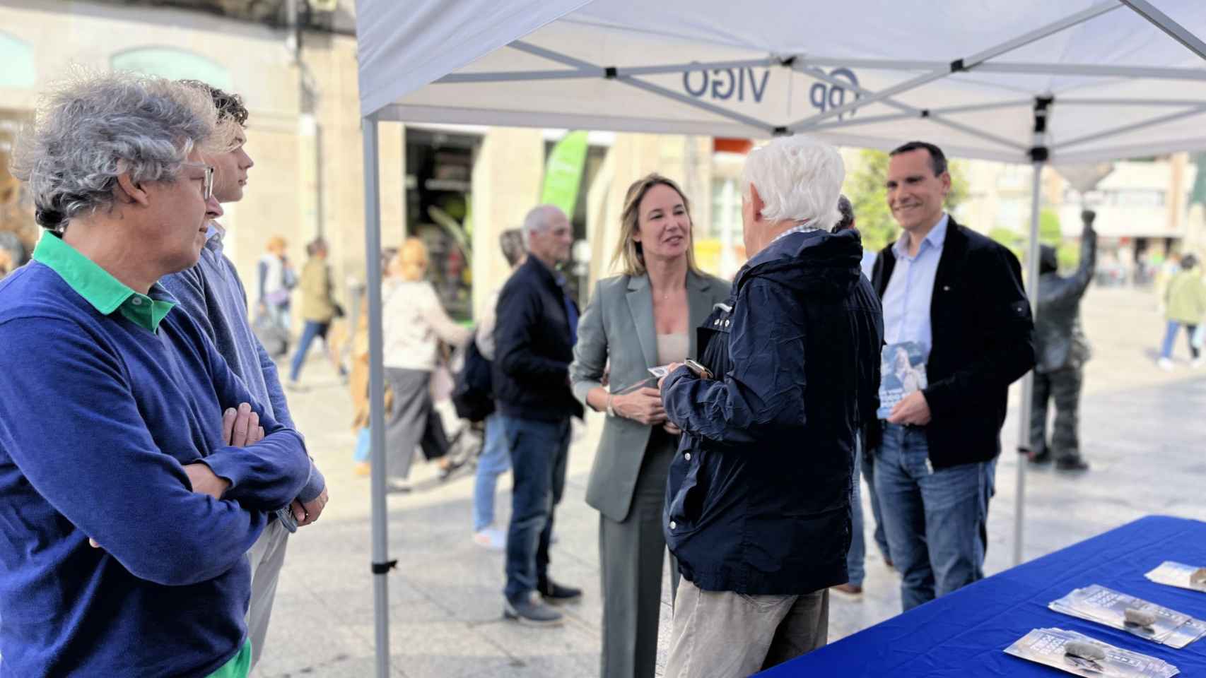 Marta Fernández-Tapias instala una carpa en el centro de la ciudad durante su campaña.