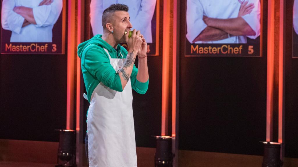 Jotha mordiendo la manzana en 'MasterChef 11'.