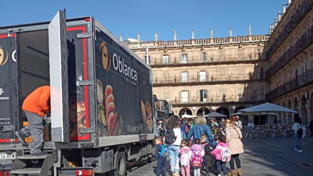 Un camión de reparto en la Plaza Mayor