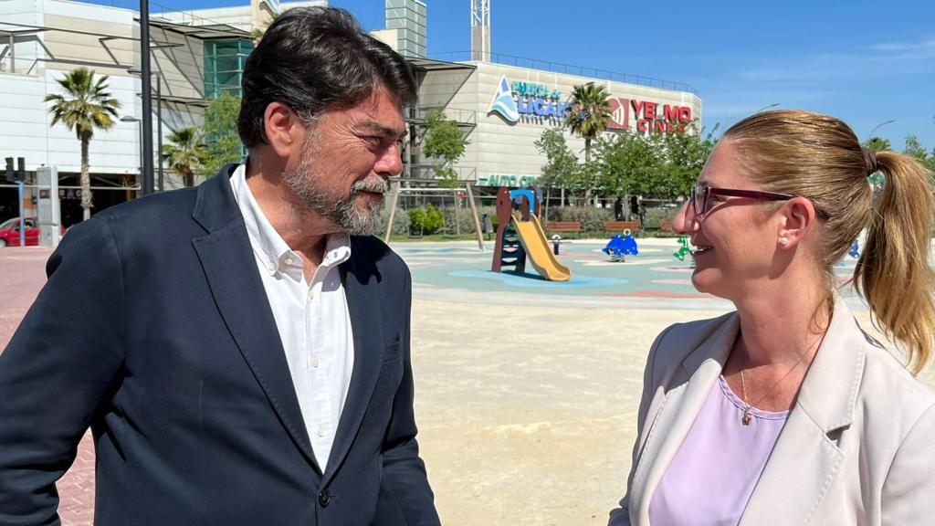 El alcalde, Luis Barcala, y la concejal Mari Carmen de España, en Puerta de Alicante.