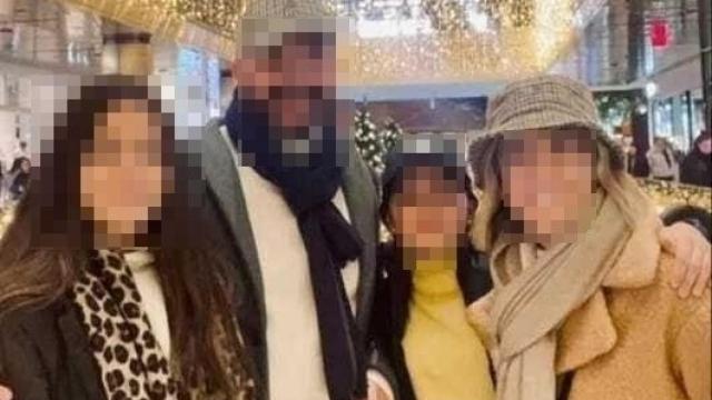 Fotografía personal de Manolo y Encarni junto a sus dos hijas, de 12 y 15 años.