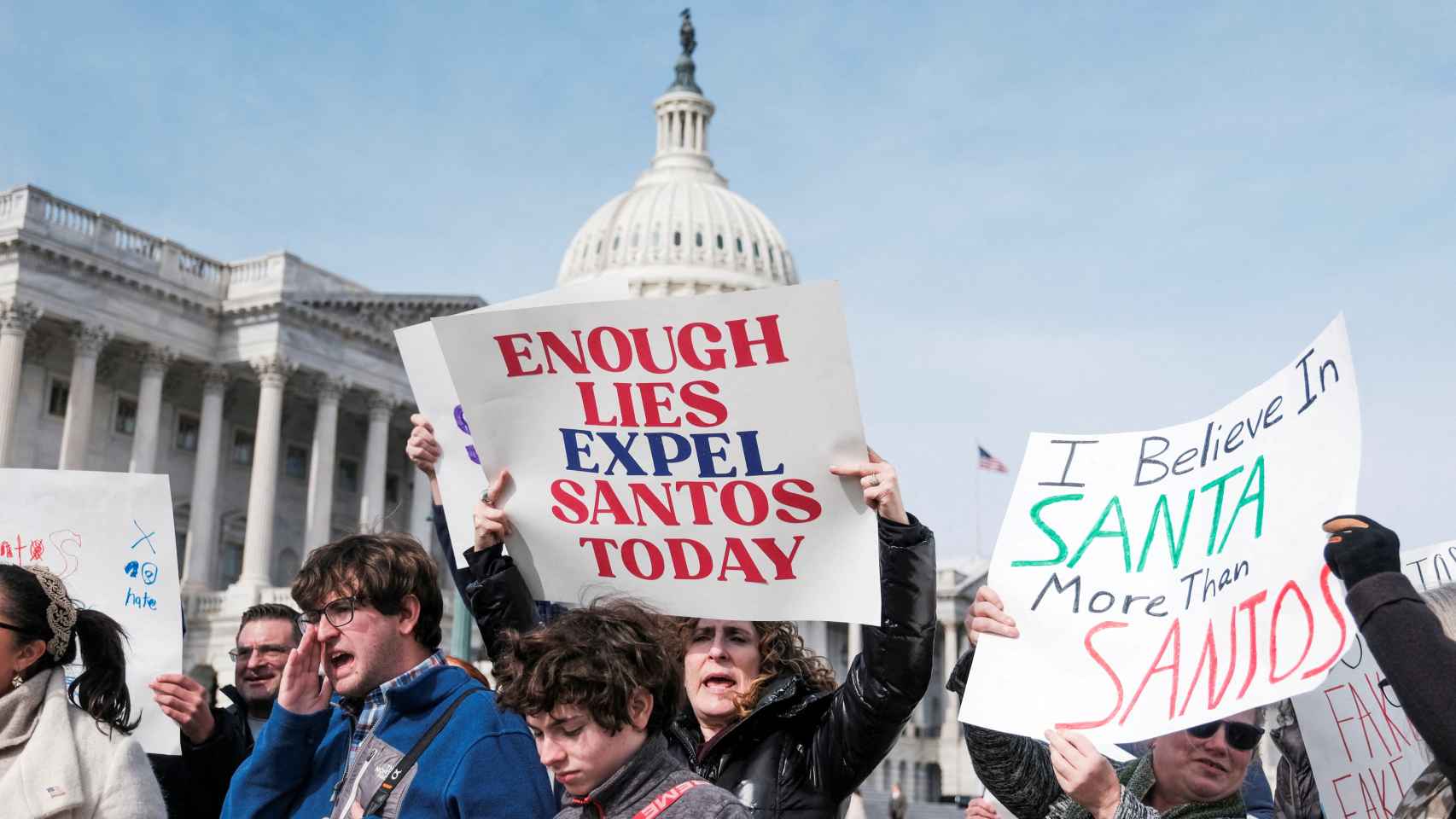 Pancartas piden la renuncia de George Santos frente al Capitolio de Washington, el pasado 7 de febrero.