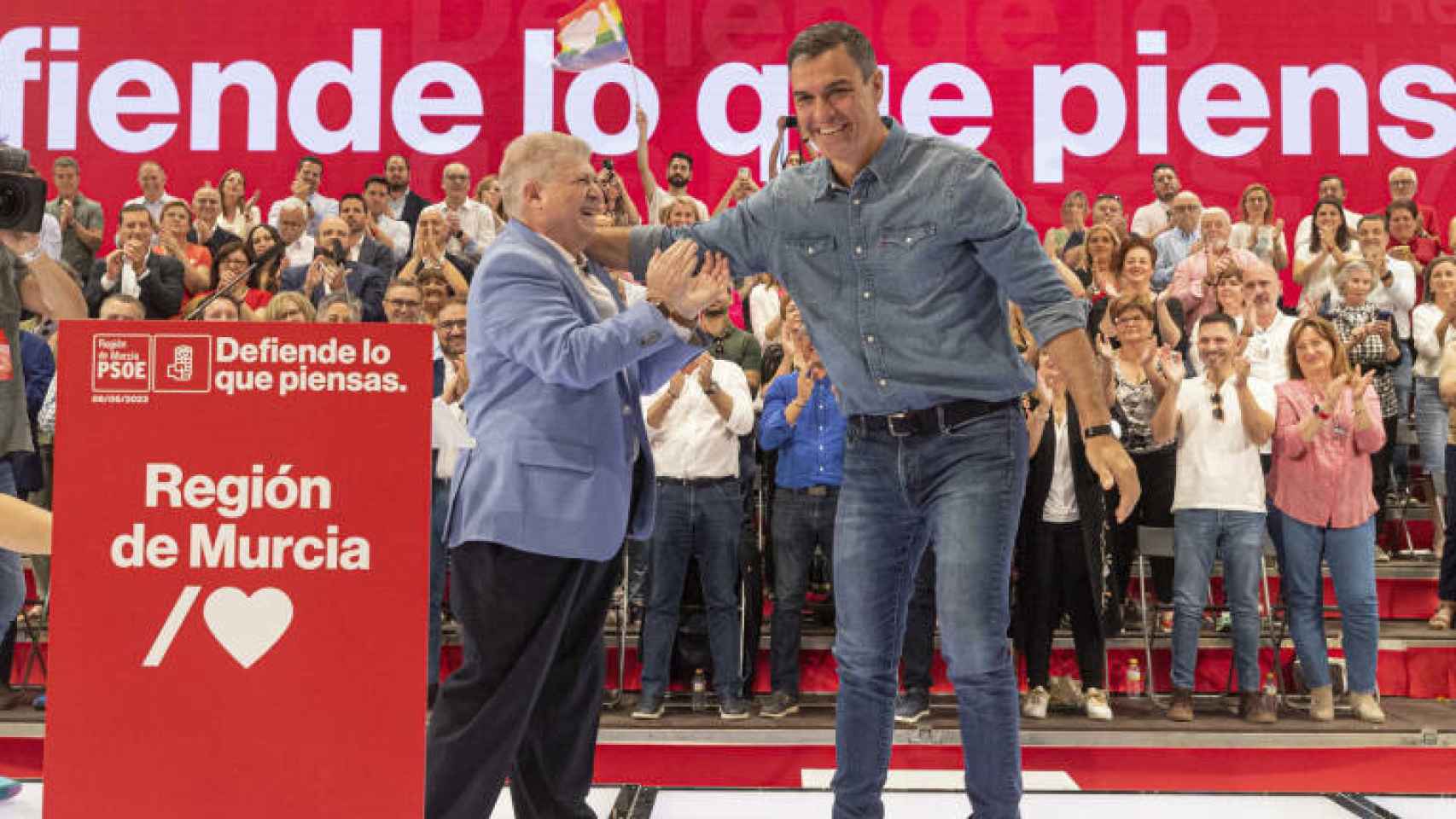 Pepe Vélez y Pedro Sánchez, este sábado, en el mitin en el que abarrotaron el Pabellón Príncipe de Asturias de Murcia.