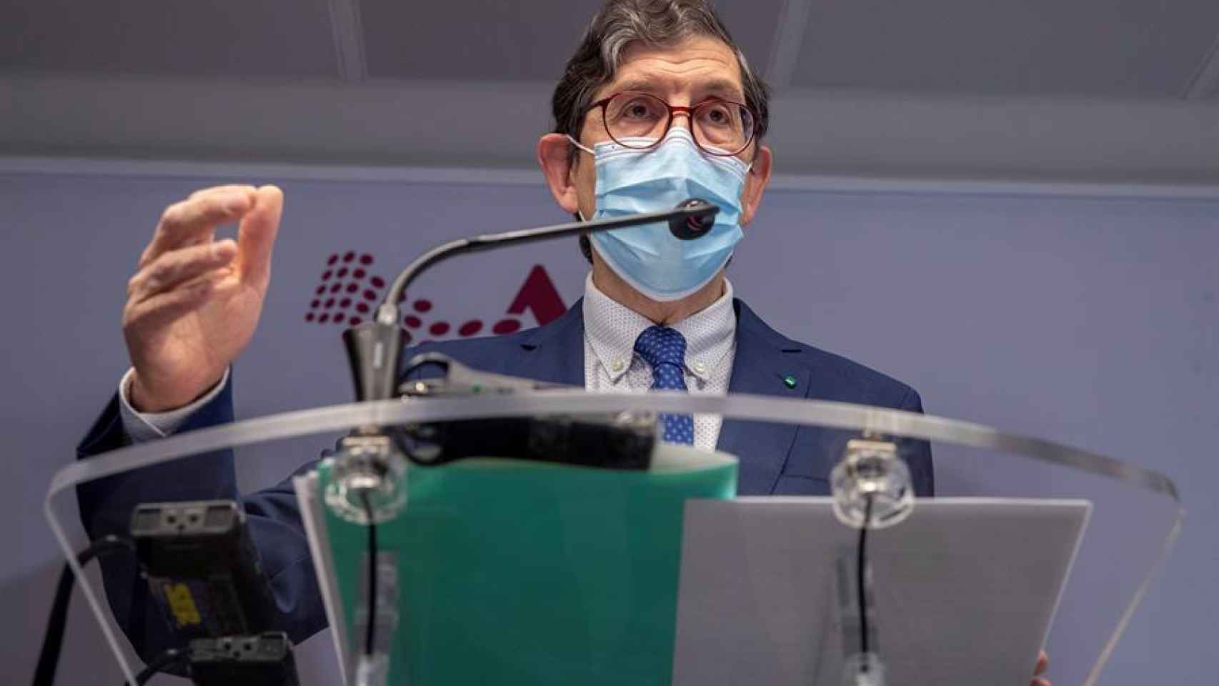 El consejero de Salud de Murcia, Manuel Villegas, compareciendo ante los medios, en enero de 2021, tras destaparse que se había saltado el calendario de vacunación contra el Covid.