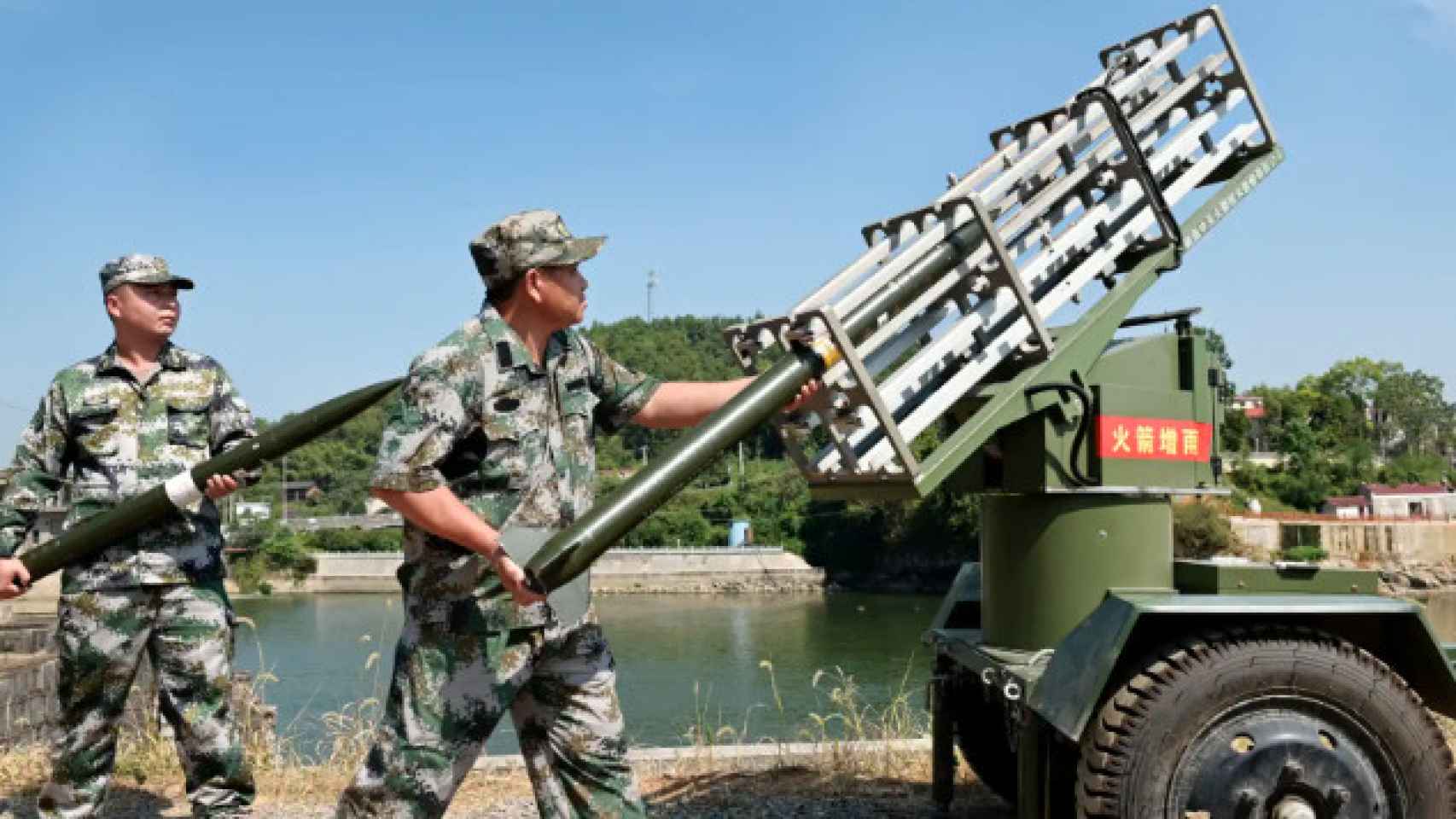 El Ejército chino se prepara para lanzar un cohete con yoduro de plata para sembrar nubes artificiales