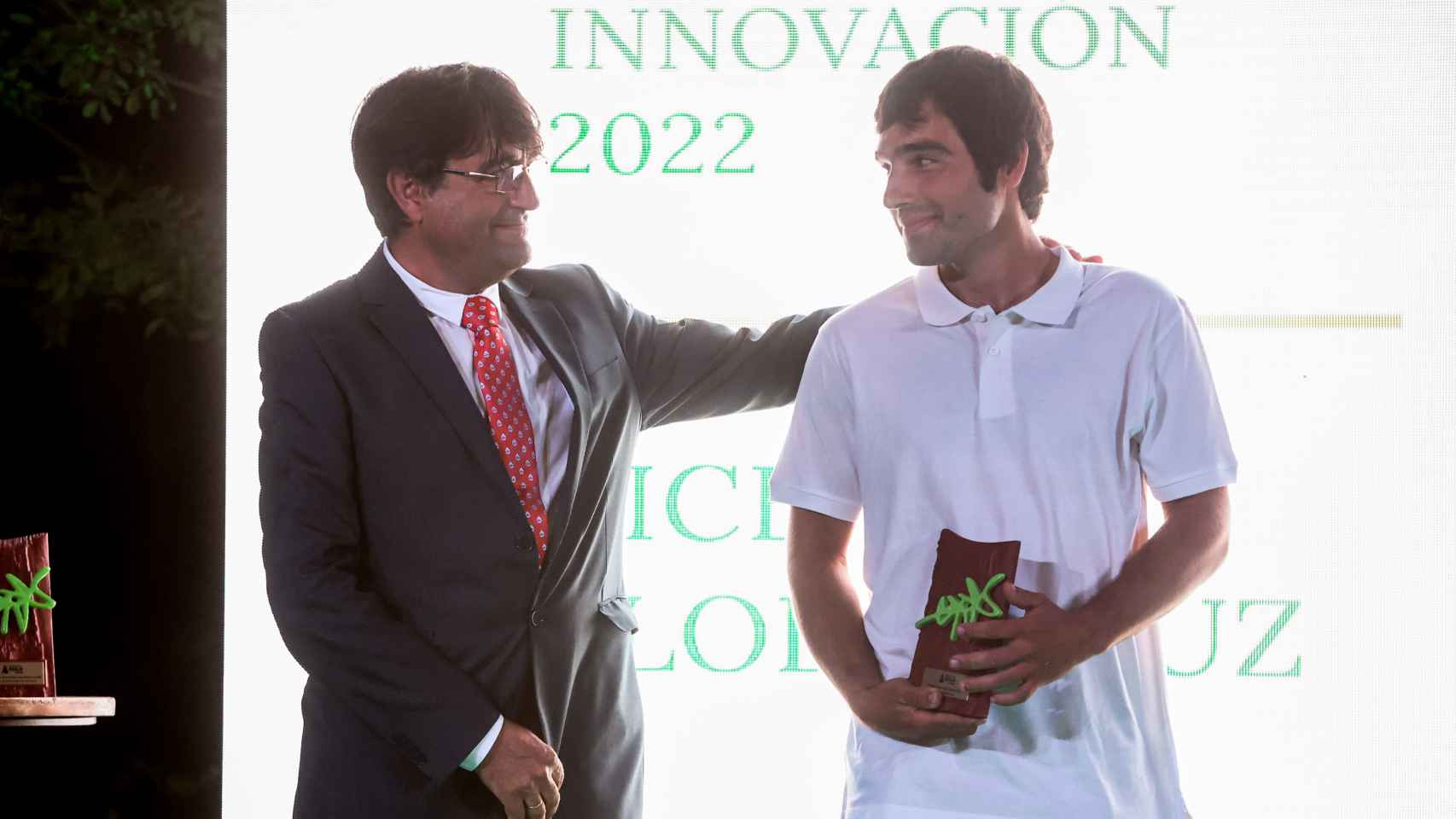 El presidente de Asaja, José Vicente Andreu entrega el premio al joven agricultor a Vicent Llodrá.