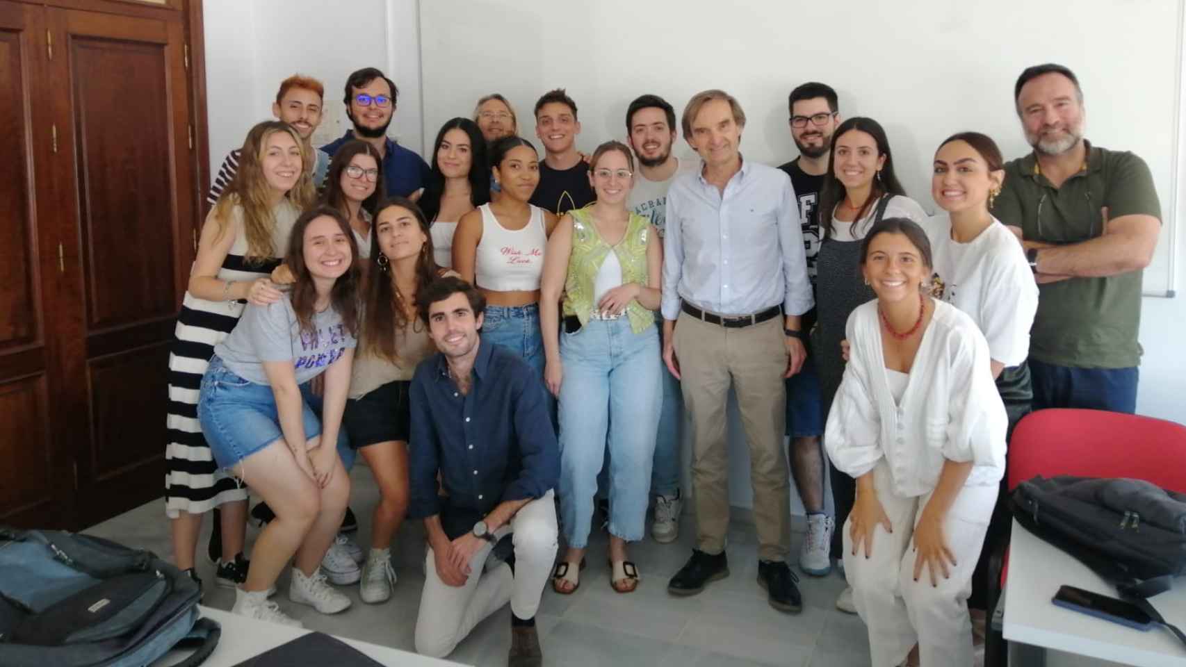 Alumnos de 4º de Periodismo de EUSA con Miguel Ángel Mellado.