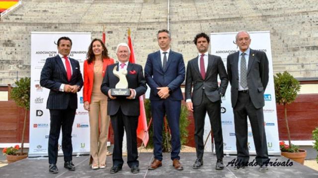 El ganadero José Escolar recibiendo el galardón en Las Ventas