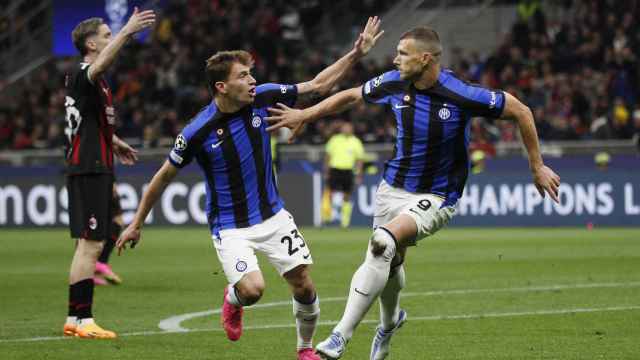 Edin Dzeko, celebrando el gol de Inter en el derbi de Milán de la Champions con Nicolo Barella