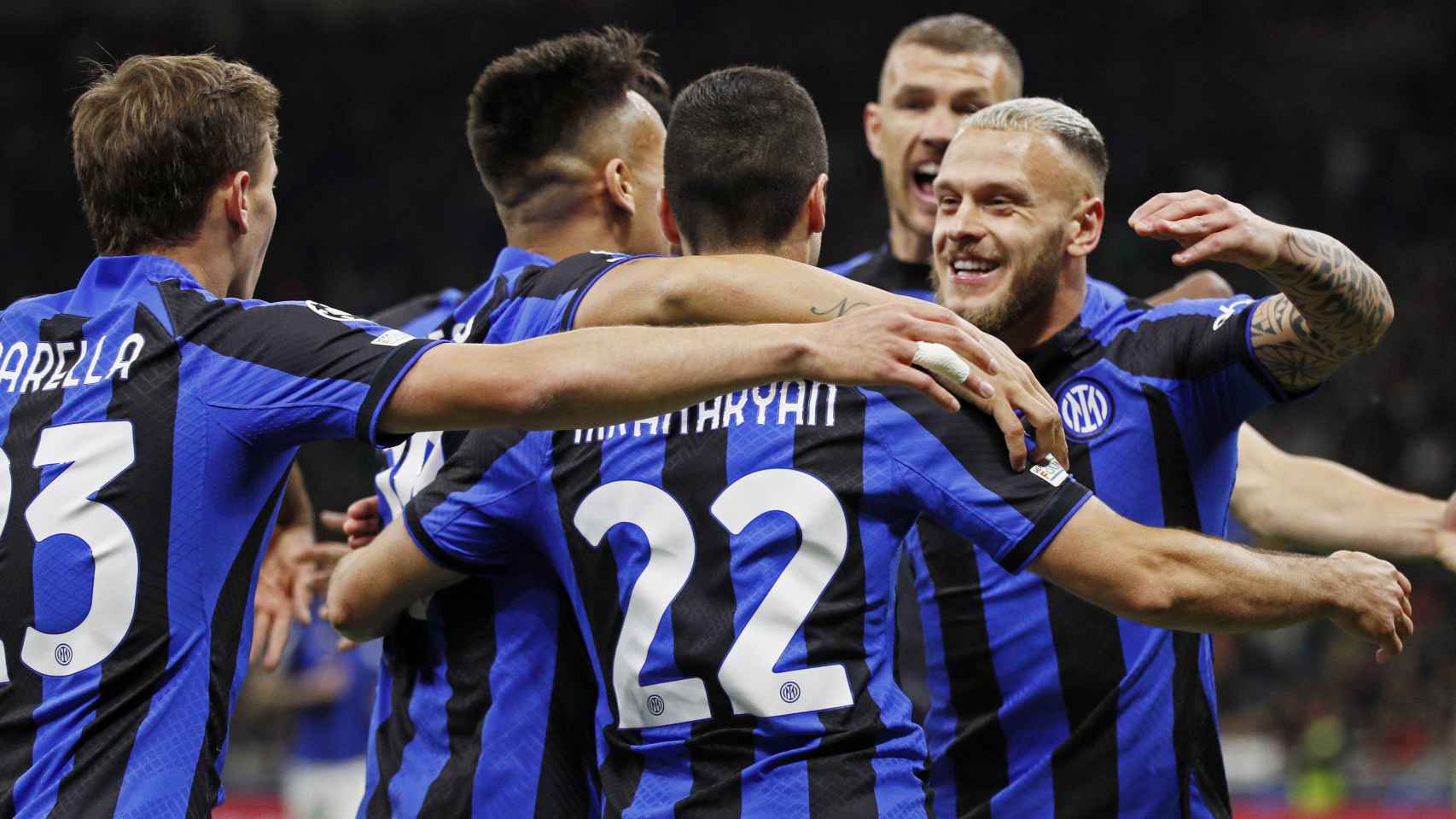 Piña de los jugadores del Inter de Milán para celebrar el gol de Henrikh Mkhitaryan