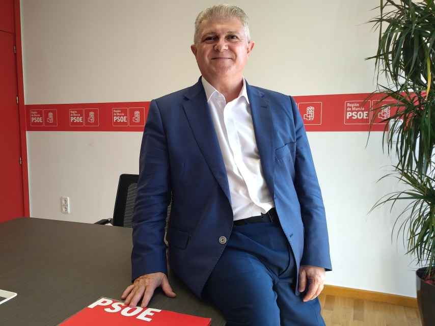 El candidato del PSOE en la Región de Murcia y secretario general de los socialistas murcianos, José Vélez, este lunes, en el despacho de la sede del partido en Princesa.