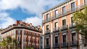 Antiguos edificios residenciales de lujo con balcones en la calle Serrano del barrio de Salamanca en Madrid.