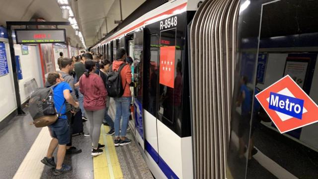 Viajeros en un anden de la línea 1 de Metro de Madrid.