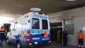 Entrada emergencias urgencias ambulancia junta hospital clínico.