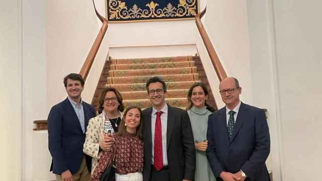 Emilio Rubio, en el centro de la imagen con corbata roja, junto a su familia después de aprobar.