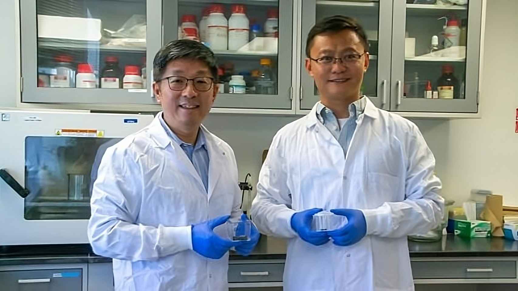 Los científicos Bo Chen y Teng Li con el material LiCl@CGNFC